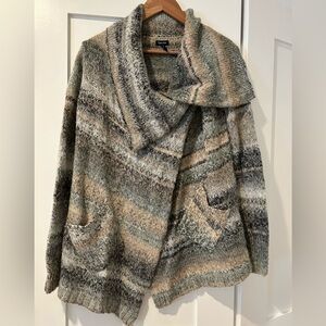 Splendid women’s sweater in good condition.  Size S.